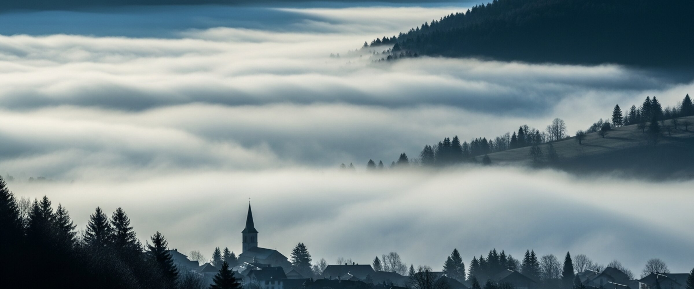 Vallée des Entremonts sous une mer de nuages au lever du jour
