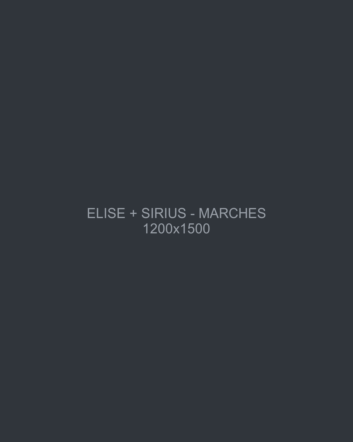 Élise Reynaud assise sur les marches de la ferme avec Sirius, fin de journée